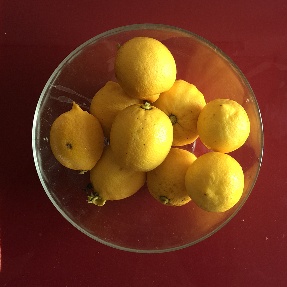 A bowl of lemons