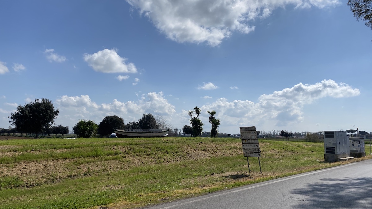 The view from my little rest stop, at a sigboard on the edge of a grassy roundabout