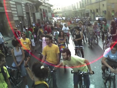 A critical mass of cyclists during Critical Mass Roma